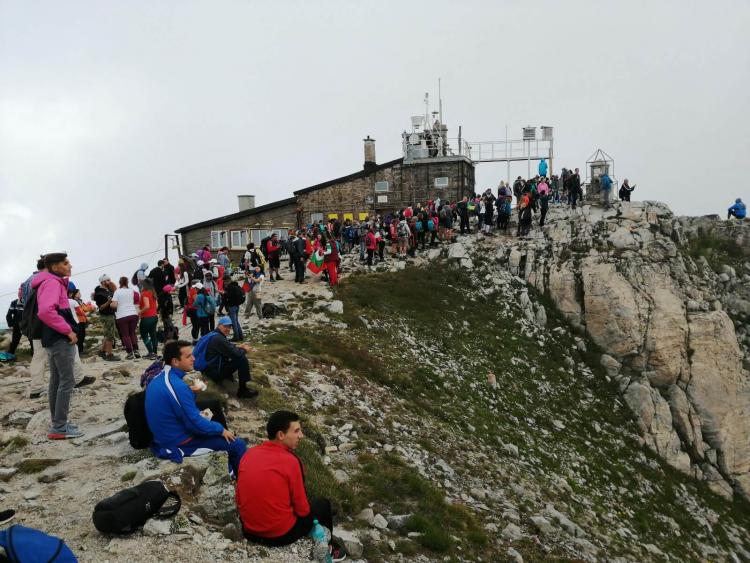 Опашката за снимка на пирамидката на Мусала