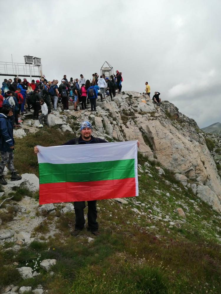 Вея си байряка на Мусала